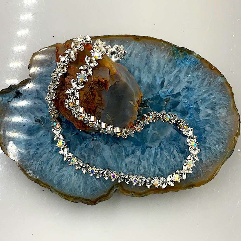 16”ElegantSilverNecklace W/Four Petal Flowers AlternatingWithSparkling Crystals - Picture 6 of 6